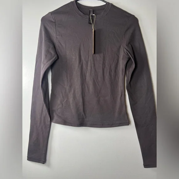 NWT SKIMS COTTON JERSEY LONG SLEEVE T-SHIRT - Picture 3 of 7